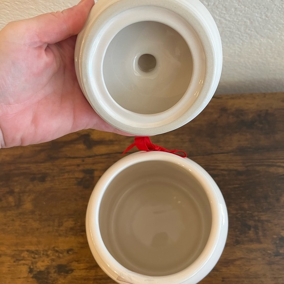 Rae Dunn & Disney Collab Queen of Hearts Cookie Jar NWT - Picture 3 of 4